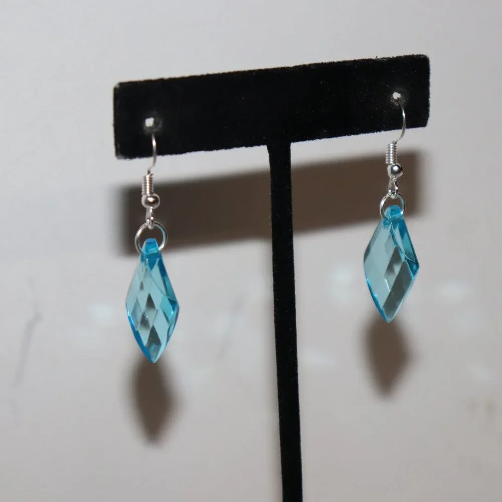 Beautiful NWOT silver and blue crystal dangle earrings 1.75